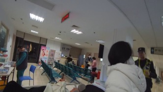 “我老婆羊水破了！”男子凌晨求助上海民警接力護送孕婦就醫(yī)