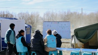 定日縣震后｜海拔四千米之上的“溫暖小屋”：讓孩子們開心玩