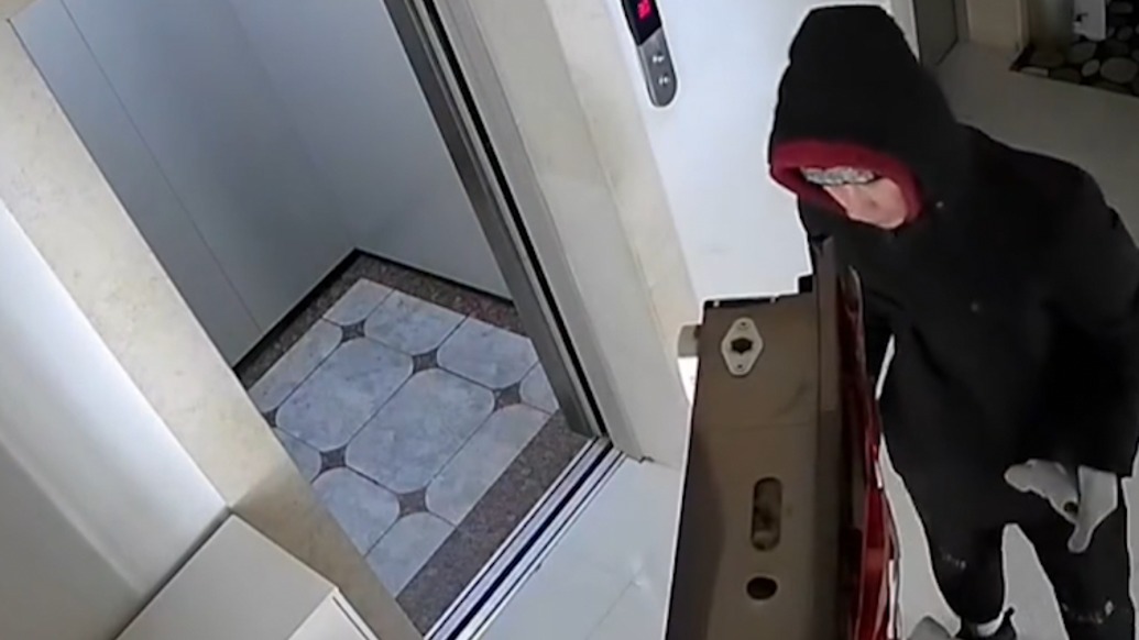 以后不要給陌生人開門!快遞員發(fā)現(xiàn)小朋友一人在家暖心叮囑