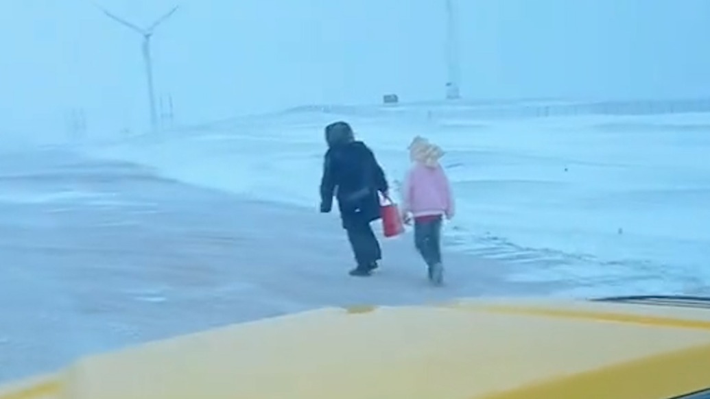 零下30℃，老奶奶領(lǐng)著女孩艱難前行，熱心大哥免費(fèi)送回家