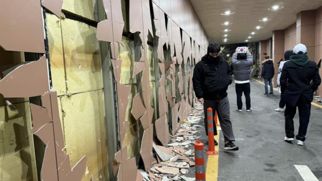 尹錫悅支持者沖闖法院,投擲石塊搶奪警方盾牌