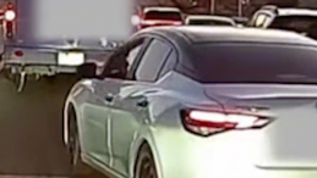 多個朋友多條路!男子開車排隊(duì)通行接到同事電話“讓讓我”