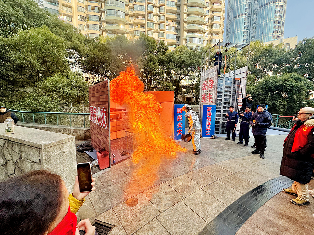 水能泼在起火油锅上吗？消防员在小区讲解灭火知识，居民说“受教了”