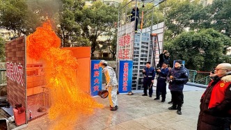 水能泼在起火油锅上吗？消防员在小区讲解灭火知识，居民说“受教了”
