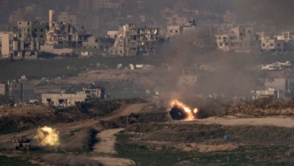 目击者说以军19日上午轰炸加沙地带多地