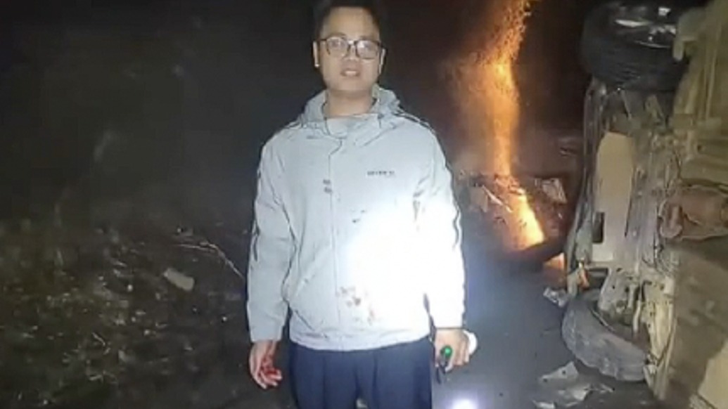 轿车侧翻起火可能爆炸，休假民警撕窗救人后双手划伤鲜血直流