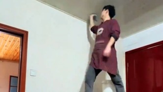 男生放假回老家里里外外打掃衛(wèi)生，硬是把春節(jié)過成勞動(dòng)節(jié)
