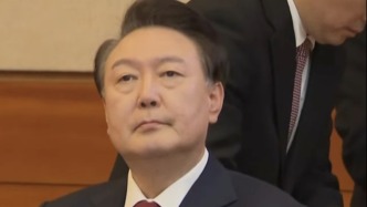 韩国宪政史上首位在任总统出席弹劾案庭审辩论，尹锡悦现身宪法法院