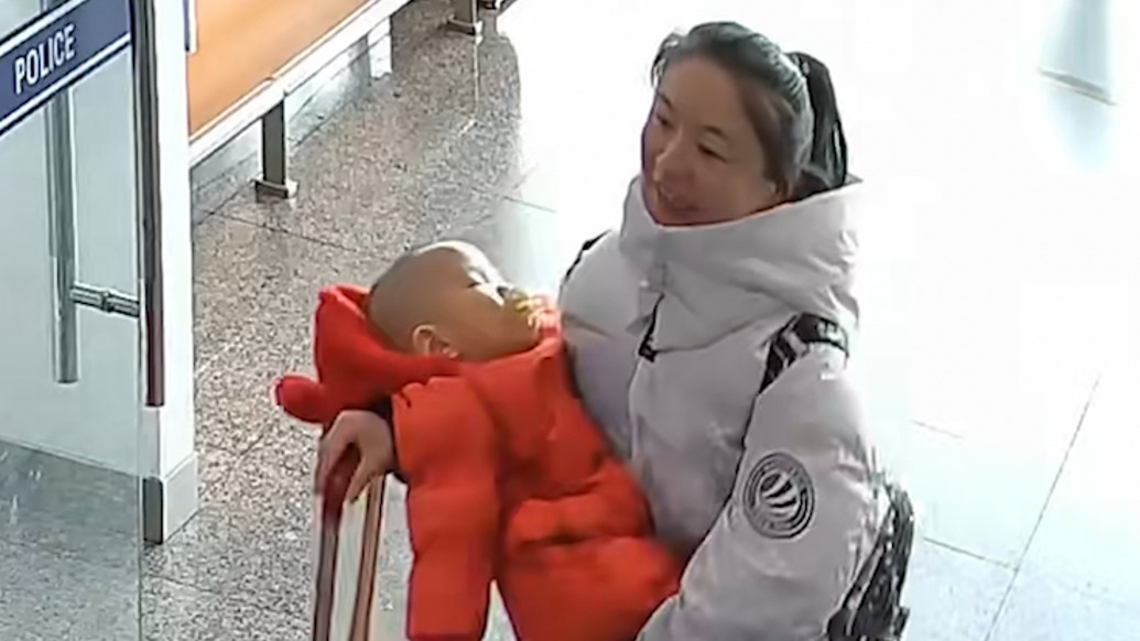 寶媽一個人帶娃乘機,將寶寶交給“最靠譜的陌生人”