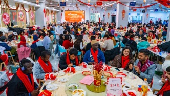 开蚌取珍珠、写春联……上海临港五校留校学生共迎蛇年新春