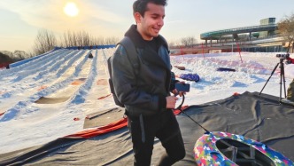 海外文旅博主走进唐山皮影乐园，被传统文化和冰雪游“嗨翻了”