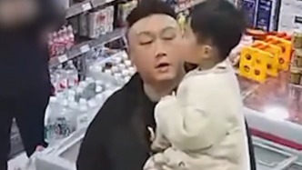“撿”到走失小孩大哥暖心照顧，見到其父母后瞬間“暴怒”？