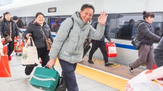 2025中国年｜回家的路：定格春运路上的灿烂笑容