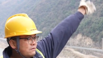 鐵路工過年要堅守在懸崖上，妻兒回家途中與他招手相望