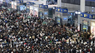 2025中國年｜回家的路：凌晨的虹橋，候車大廳座無虛席