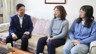 春節來臨之際，新任中航工業總經理魏應彪看望羅陽烈士家屬