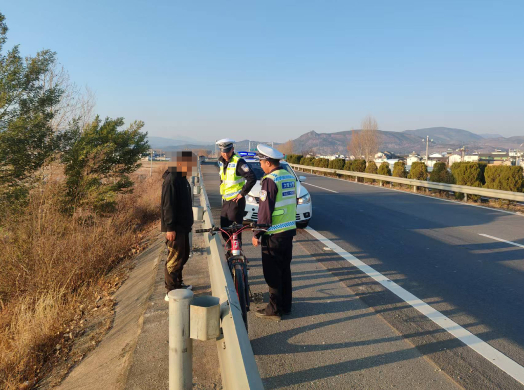 男子骑自行车在高速公路超车道逆行，警方：疑有精神疾病，已叮嘱家属