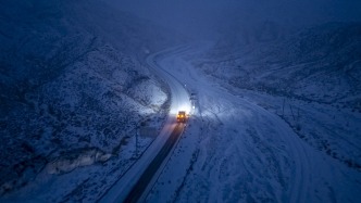 2025中國年｜回家的路：寒潮來襲，他們破冰除雪護團圓