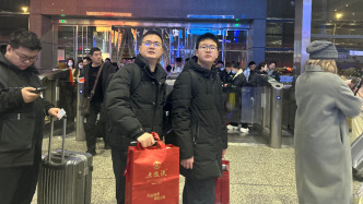特写｜从凌晨的上海虹桥火车站出发，穿越人潮奔着家的方向