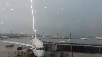 巴西機場一客機被閃電擊中瞬間