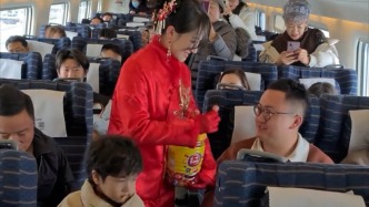 暴雪致高速封禁新娘乘高鐵去婚禮現(xiàn)場(chǎng)，給乘客發(fā)喜糖沾喜氣