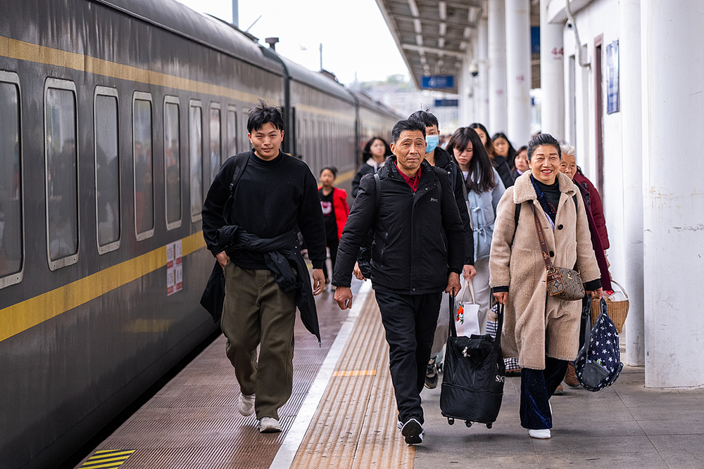 国铁集团：27日全国铁路预计发送旅客1340万人次