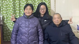 女孩從小跟爺爺奶奶長大，工作后用第一筆工資為他們買新衣