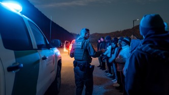 美国多地开展非法移民执法行动：逮捕956人，创单日新高