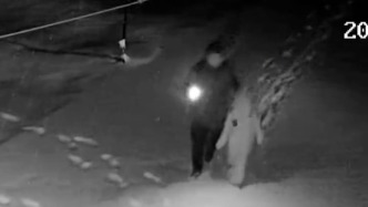 父子开车被困雪中，暖心人家收留二人过夜，还帮忙安装防滑链