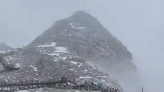 玉龍雪山景區突降大雪暫停開放，有游客稱下山堵了約6小時