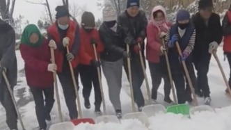 回家的路總有人想著你！鄉親們自發掃雪迎接游子們回家