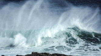 海南東部近海仍有中到大浪，國家海洋預報臺繼續發布海浪藍警