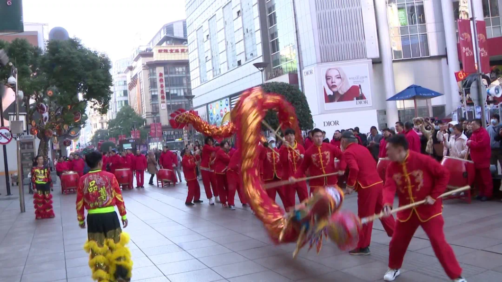 上海南京路步行街上演舞龙舞狮，浓浓年味吸引众多市民游客