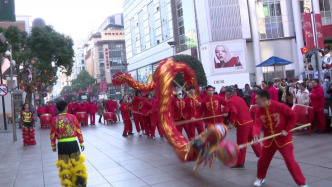 上海南京路步行街上演舞龍舞獅，濃濃年味吸引眾多市民游客