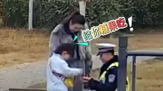 萌娃偶遇幫助過自己的警察叔叔，掏出“新年全部家當(dāng)”相送