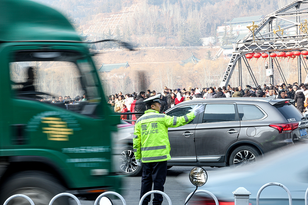 公安部交管局：春节假期第三天全国道路交通平稳有序