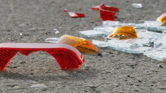 兩輪電動車高速上逆行致轎車避讓時撞上隔離帶，車主已被擋獲