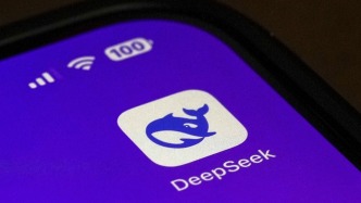“木頭姐”談DeepSeek啟示：在AI領(lǐng)域成功不用那么燒錢(qián)，加速了成本崩潰