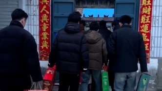 小伙當兵未回家過年，9個好友給他父母拜年