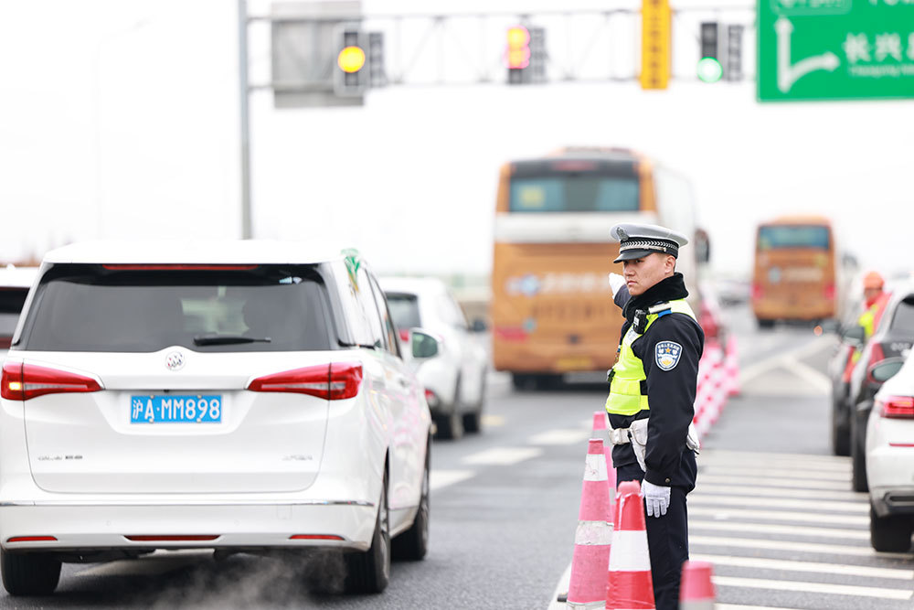 返沪车流高峰来了，今晨长江隧桥已出现缓行