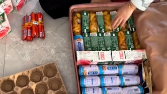 春節假期倒計時女子返程時“掃蕩”年貨，裝進家人滿滿的愛