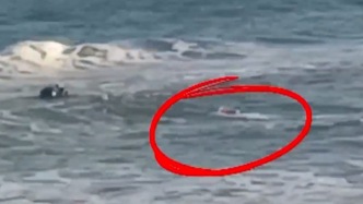 水上機(jī)器人5分鐘“跑”到落水者身旁，大浪中成功救起3人