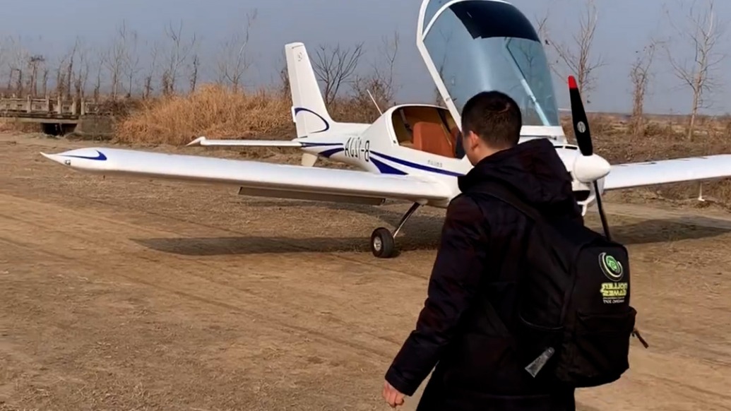 小伙開飛機返程拍到高速堵車,自己350公里開了90分鐘