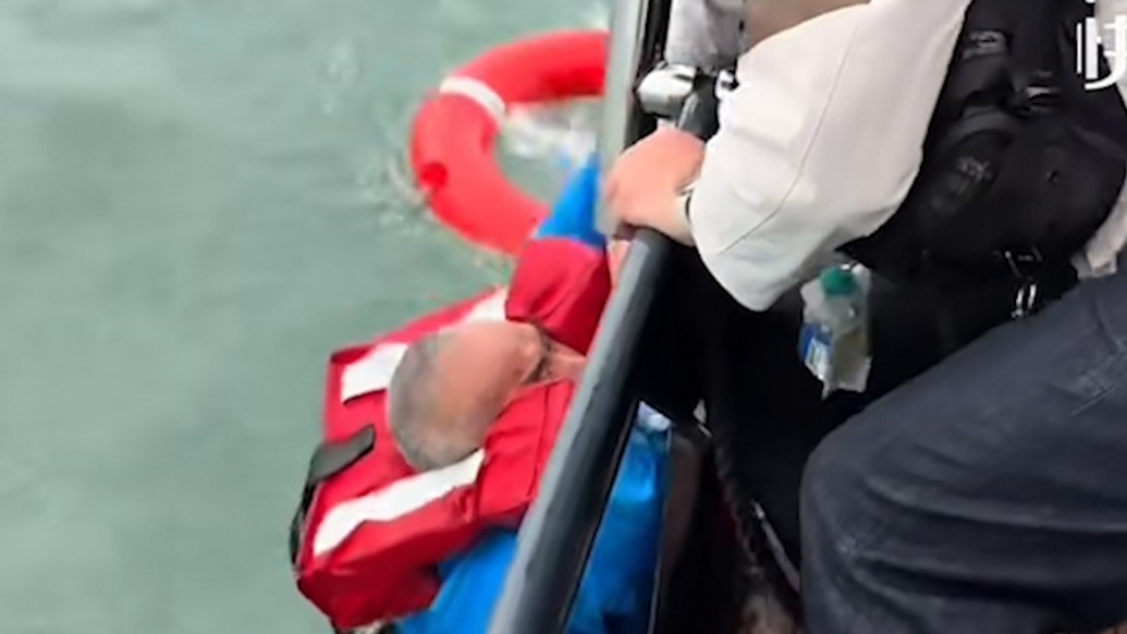 男子出海釣魚遇漁船下沉兩船員呼救,十分鐘成功救人