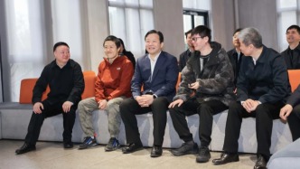 成都市委书记调研电影哪吒2制作公司，与导演饺子等主创交流