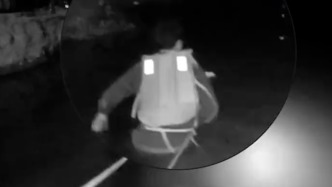 男子在冰冷河水中掙扎，輔警毫不猶豫下水，民警接力心肺復蘇