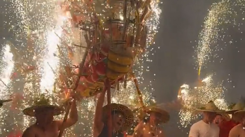 大美中国丨中式浪漫！乔林烟花火龙震撼上演