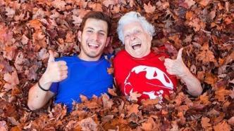 93岁奶奶恶搞孙子，一夜爆红，狂吸1300万人围观：活着，就该尽兴