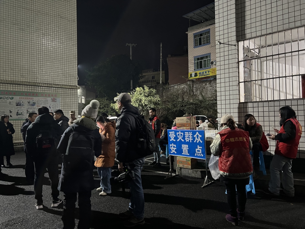 筠连滑坡受灾村民已安置进学校宿舍，当地全力保障吃住等需求