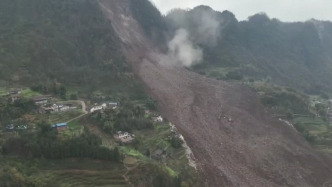 四川筠連山體滑坡現場：核心區域雨霧籠罩，不時有滾石墜落